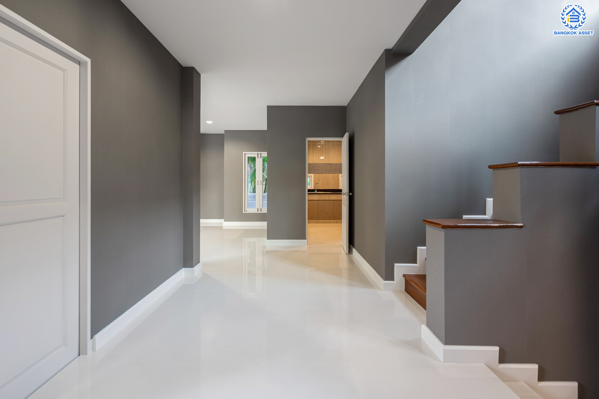 บ้านมือสองตกแต่งใหม่ ม.โนเบิลวานา ปิ่นเกล้า1 บ้านเดี่ยวหลังใหญ่ เนื้อที่ 65.6 ตร.ว. ฟังก์ชัน 3 ห้องนอน 4 ห้องน้ำ 1 ห้องแม่บ้าน จอดรถได้ 2 คัน บนสุดยอดทำเลเดินทางสะดวก หน้าโครงการติดถนนใหญ่บรมราชชนนี ใกล้ทางคู่ขนานลอยฟ้าบรมราชชนนี ม.มหิดล เซ็นทรัลศาลายา และรายล้อมด้วยสิ่งอำนวยความสะดวกครบ